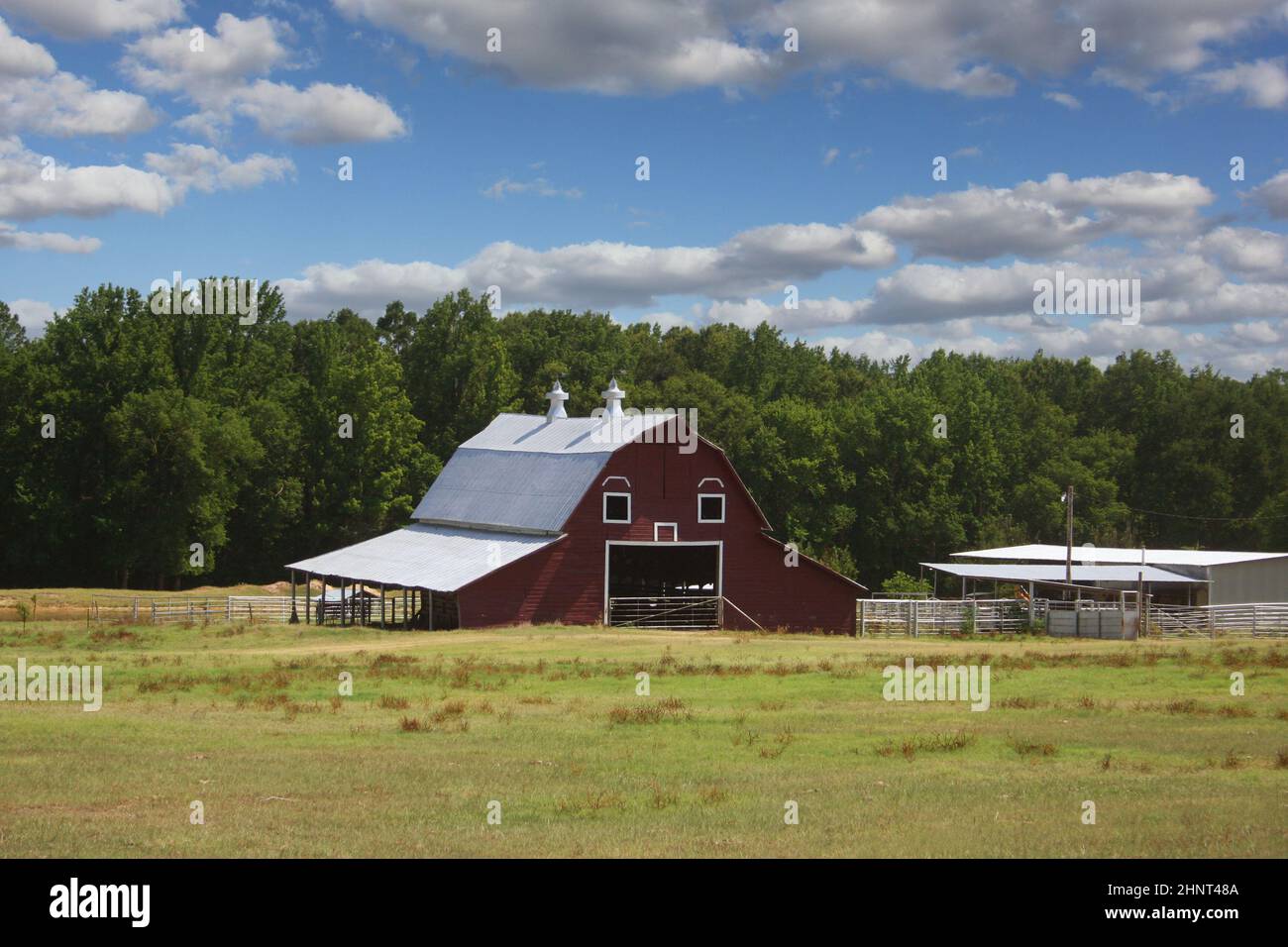 Red Barn situé sur la ferme dans l'est du Texas avec Blue Sky et Clouds Banque D'Images