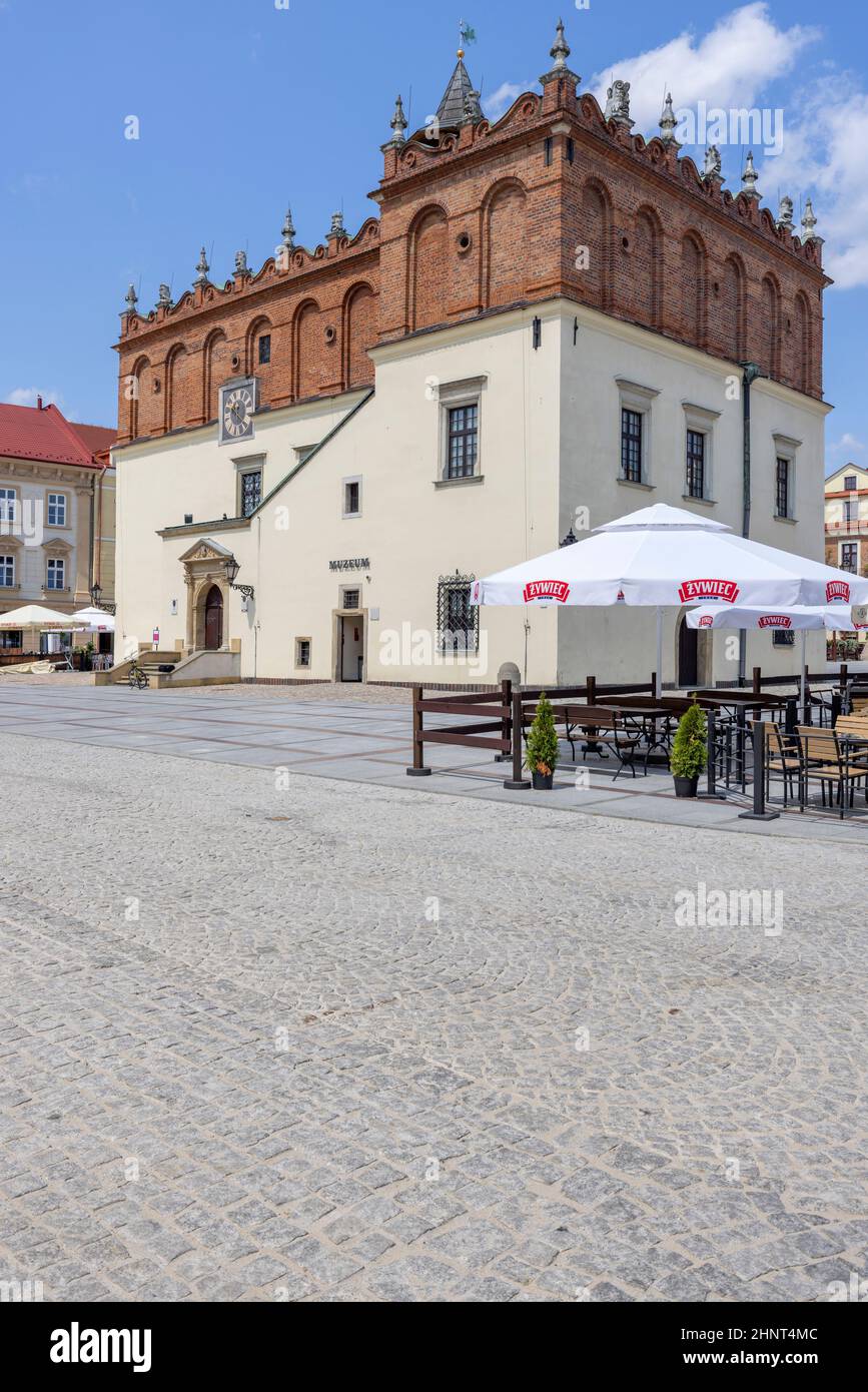 Place de la ville avec bâtiment en brique rouge de l'Hôtel de ville, Tarnow, Pologne Banque D'Images