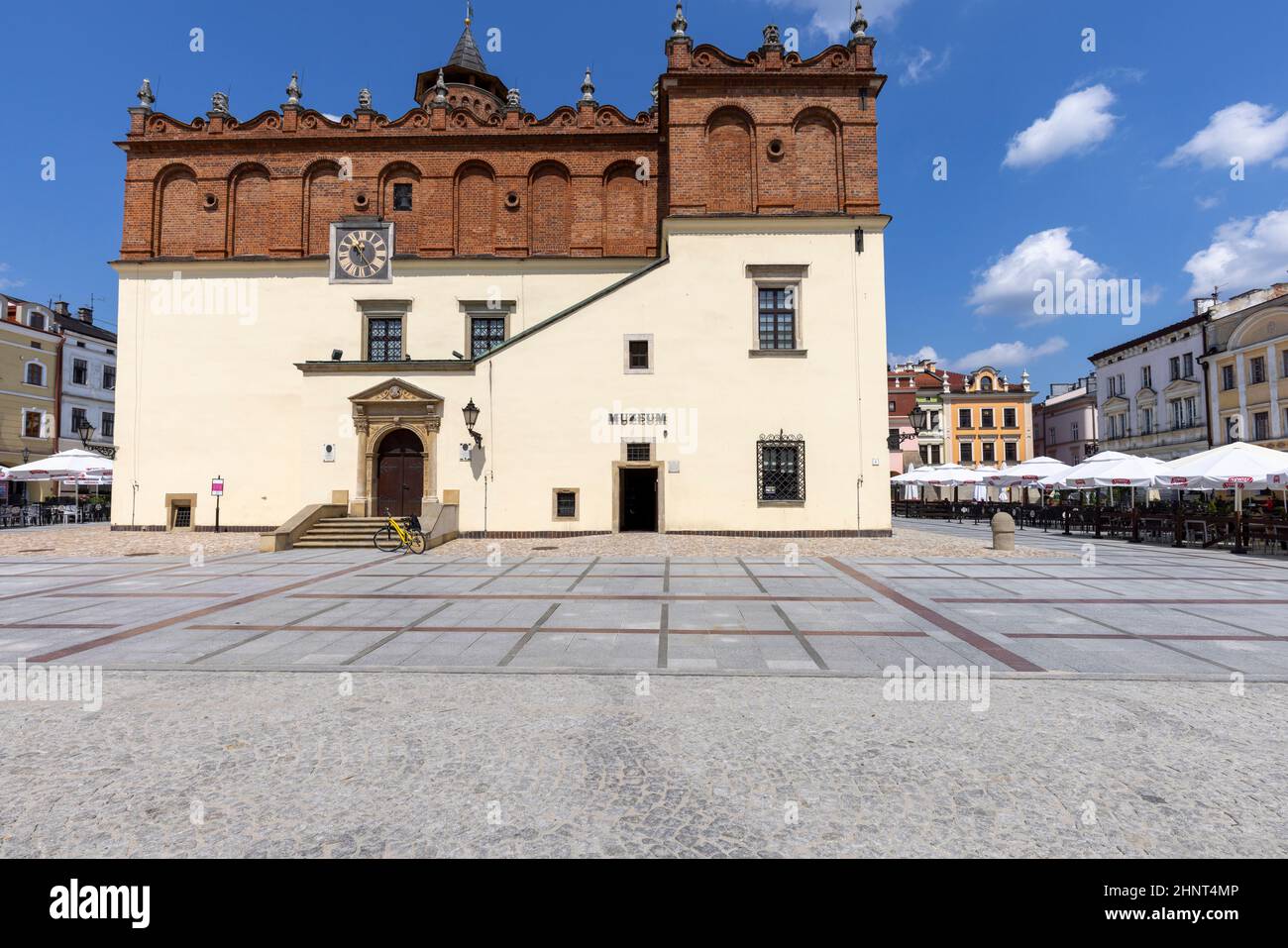 Place de la ville avec bâtiment en brique rouge de l'Hôtel de ville, Tarnow, Pologne Banque D'Images