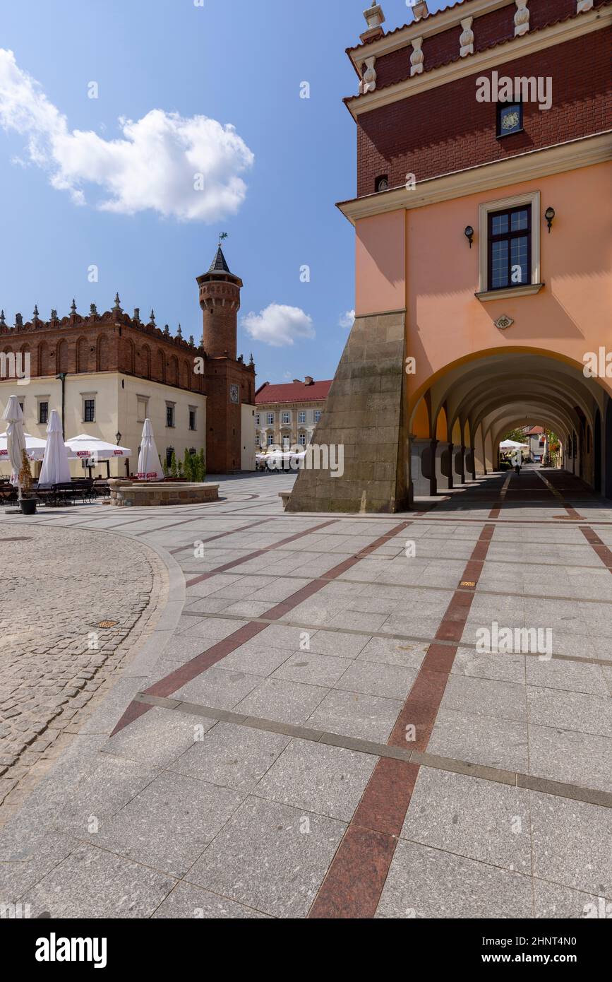 Place de la ville avec bâtiment en brique rouge de l'Hôtel de ville, Tarnow, Pologne Banque D'Images