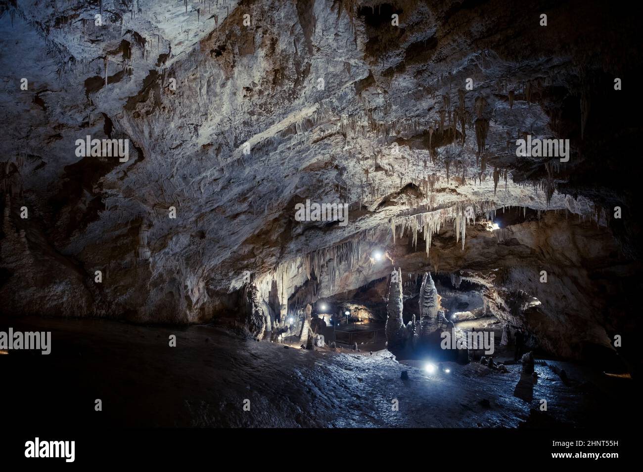Stalagmite géant dans une grotte souterraine Banque D'Images
