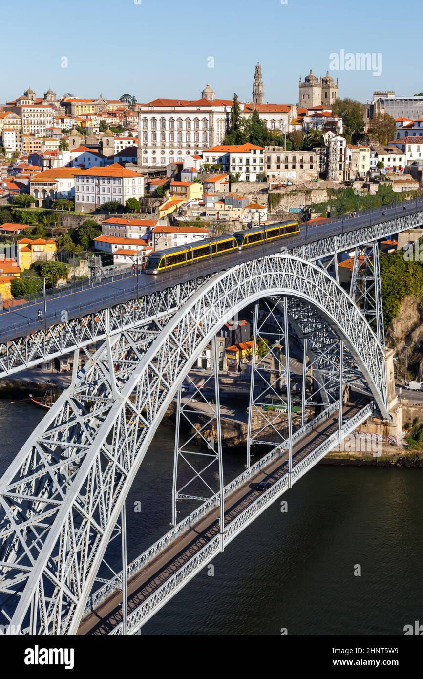 Porto Portugal avec pont Ponte Dom Luis I Douro rivière avec tram ville format portrait de voyage Banque D'Images