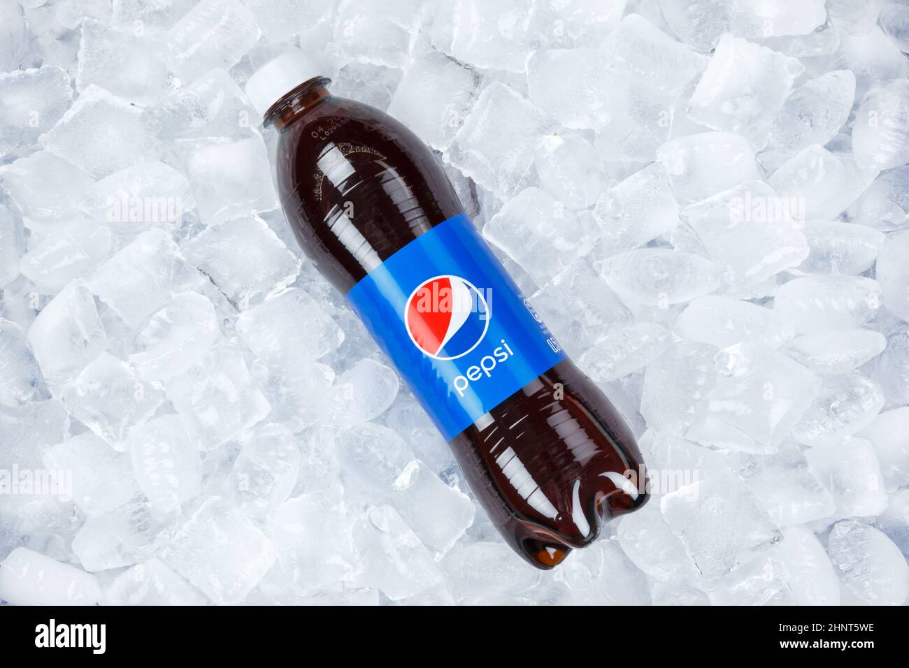 Pepsi Cola en bouteille de plastique limonade boisson non alcoolisée sur glaçons Banque D'Images