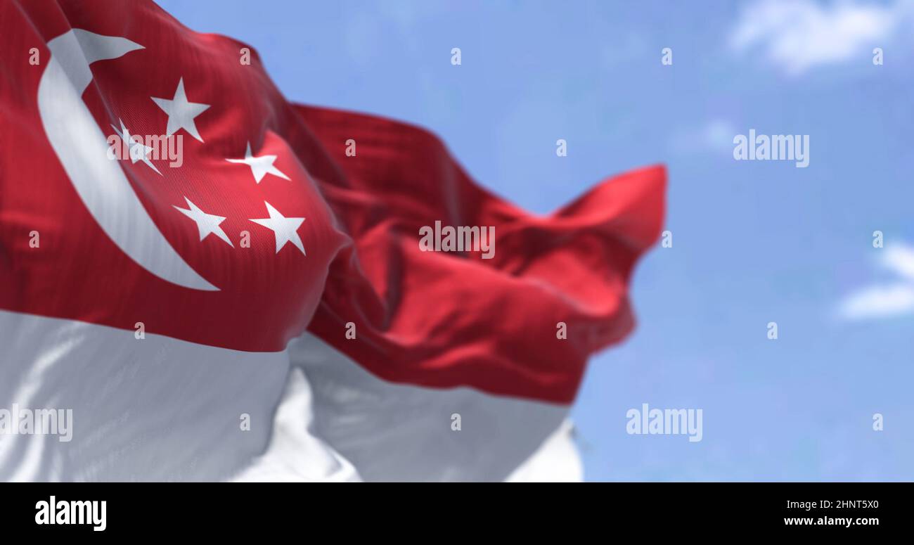 Détail du drapeau national de Singapour qui agite dans le vent par temps clair. Démocratie et politique. Patriotisme. Pays d'asie du Sud-est. Sélectif FO Banque D'Images