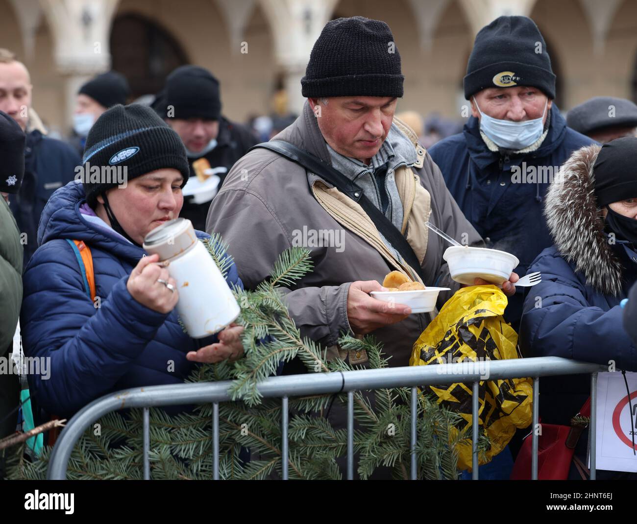 La veille de Noël pour les pauvres et les sans-abri sur la place principale à Cracovie. Malgré la pandémie de Covid, le groupe Kosciuszko prépare la plus grande veille en plein air à Cracovie Banque D'Images