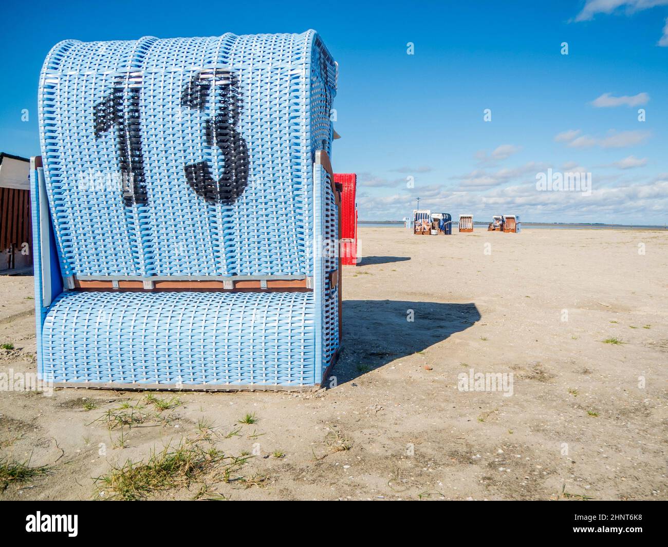 Vue arrière d'une chaise de plage bleue Banque D'Images