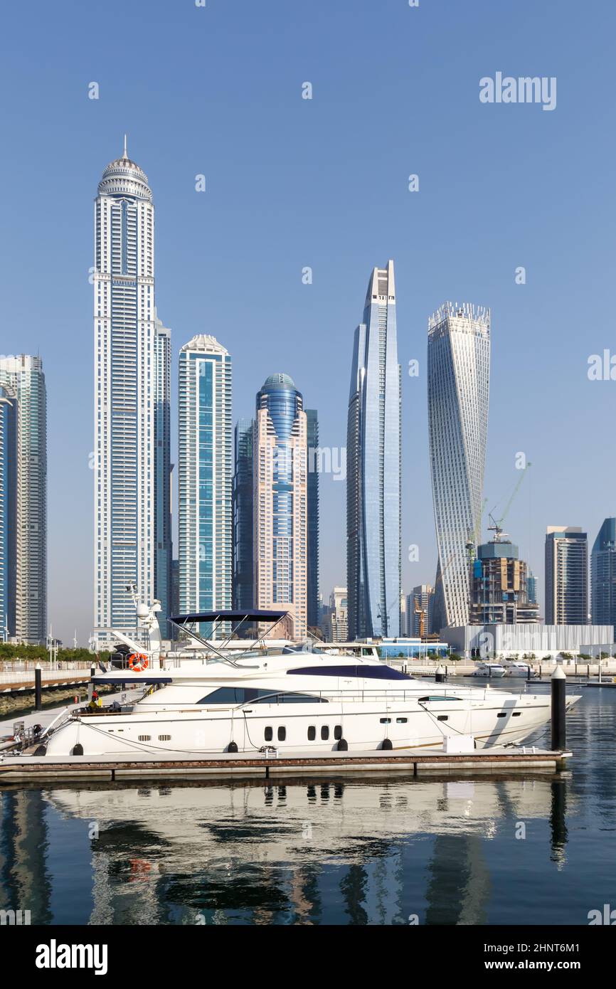 Dubai Marina et Harbour Skyline architecture richesse voyage de luxe aux Émirats arabes Unis avec bateau yacht format portrait Banque D'Images