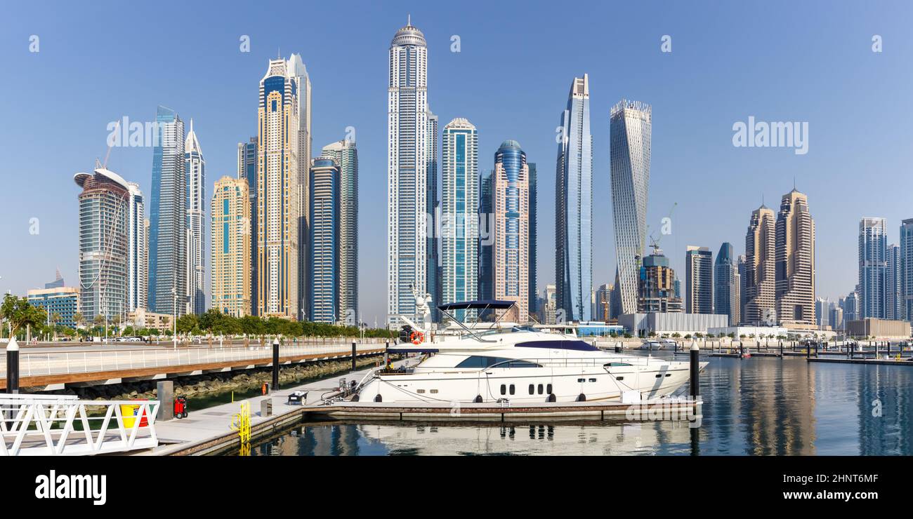 Dubai Marina et Harbour Skyline architecture richesse voyage de luxe dans les Émirats arabes Unis avec bateau yacht panorama Banque D'Images