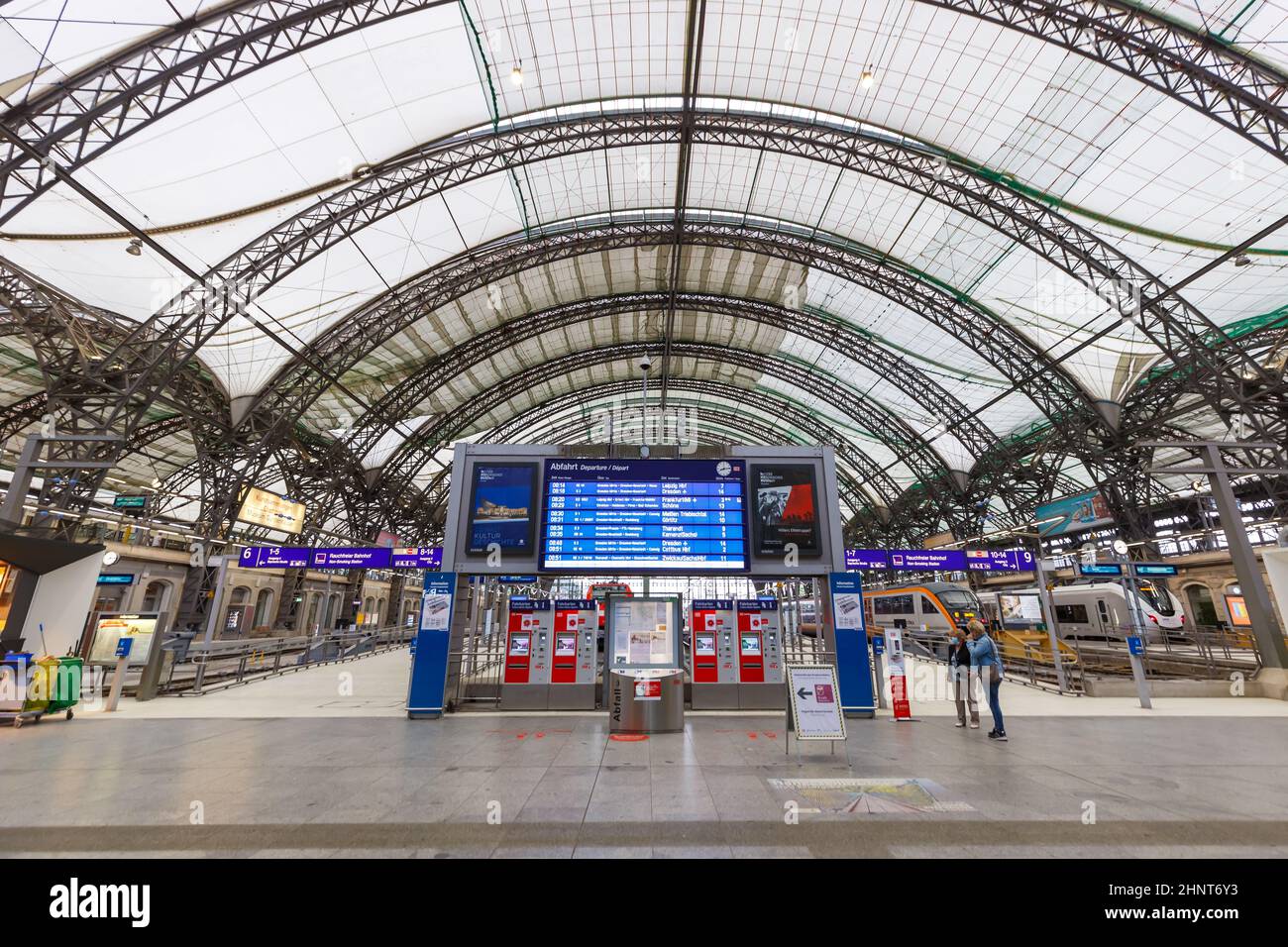 Gare principale de Dresde Hauptbahnhof Hbf en Allemagne Deutsche Bahn DB avec trains symétriques Banque D'Images