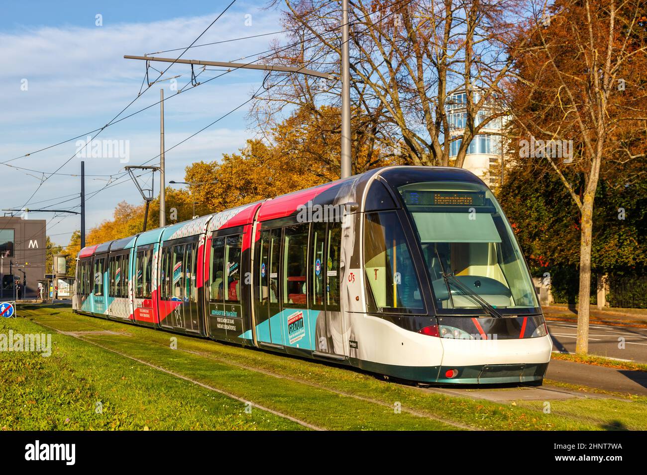 Modèle moderne de tramway léger Alstom Citadis transport en commun trafic à Strasbourg, France Banque D'Images