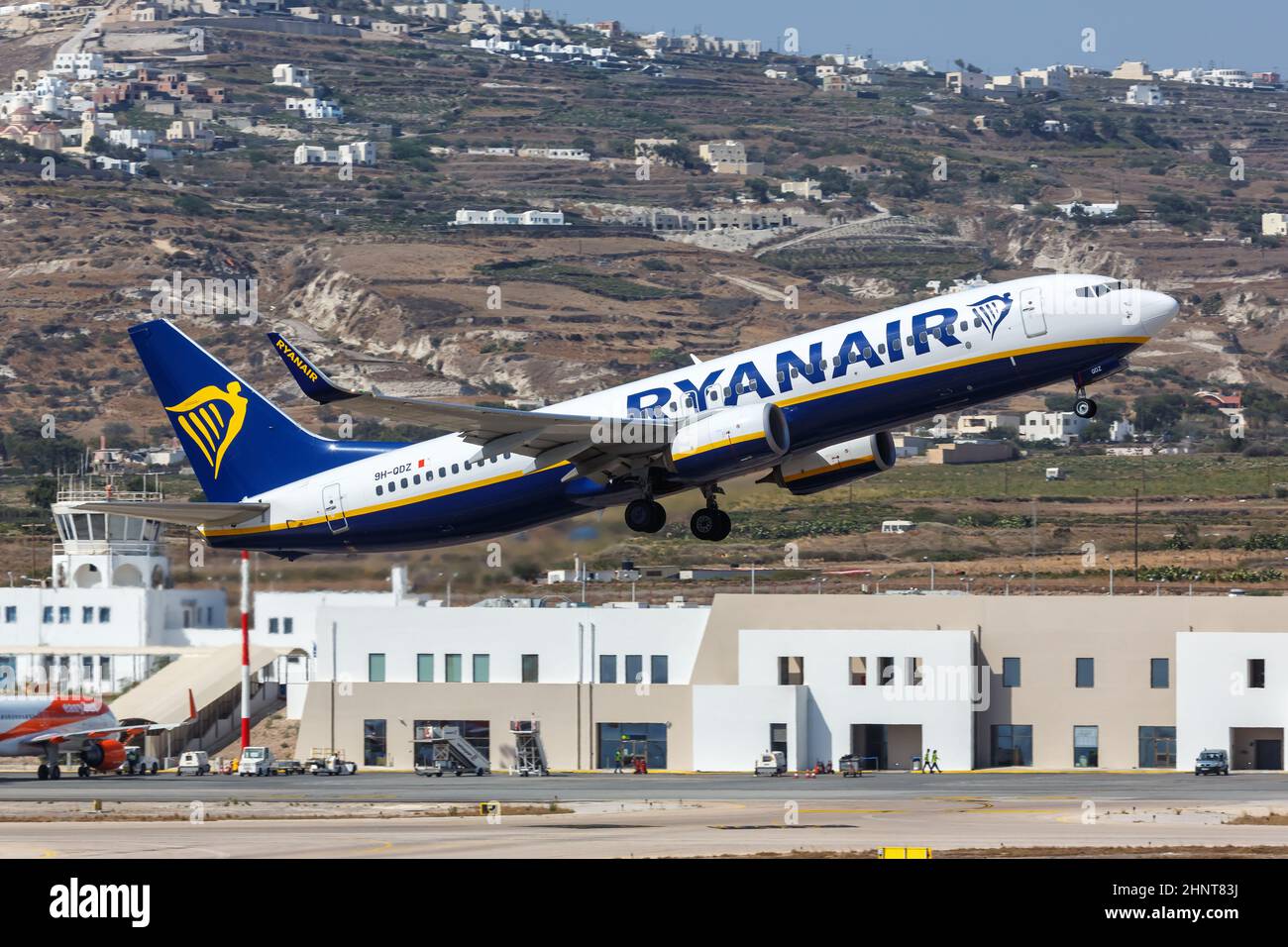 Ryanair Boeing 737-800 avion aéroport de Santorin en Grèce Banque D'Images