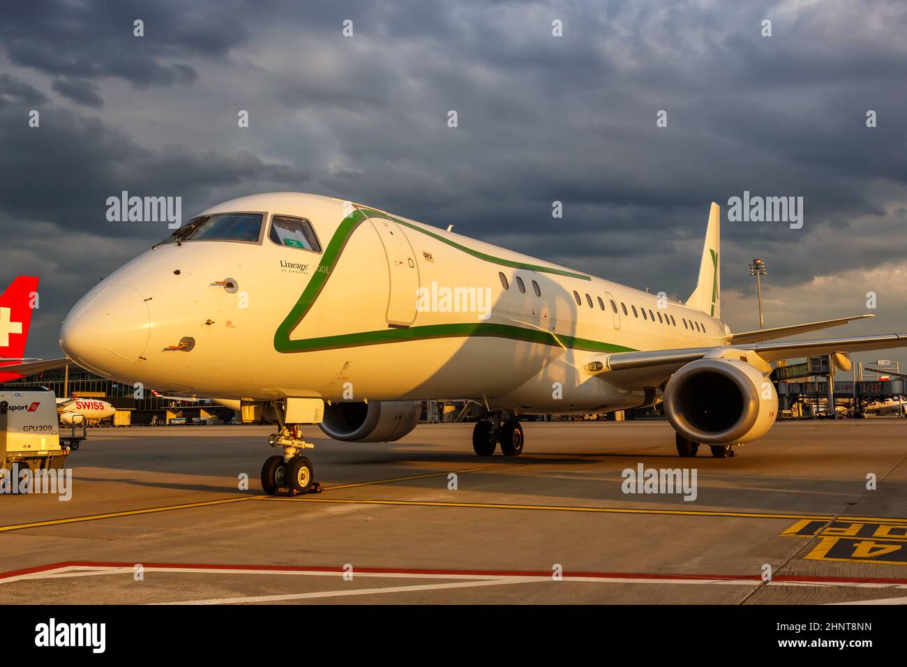 Airx Charter Embraer Lineage 1000 avion aéroport de Zurich en Suisse Banque D'Images