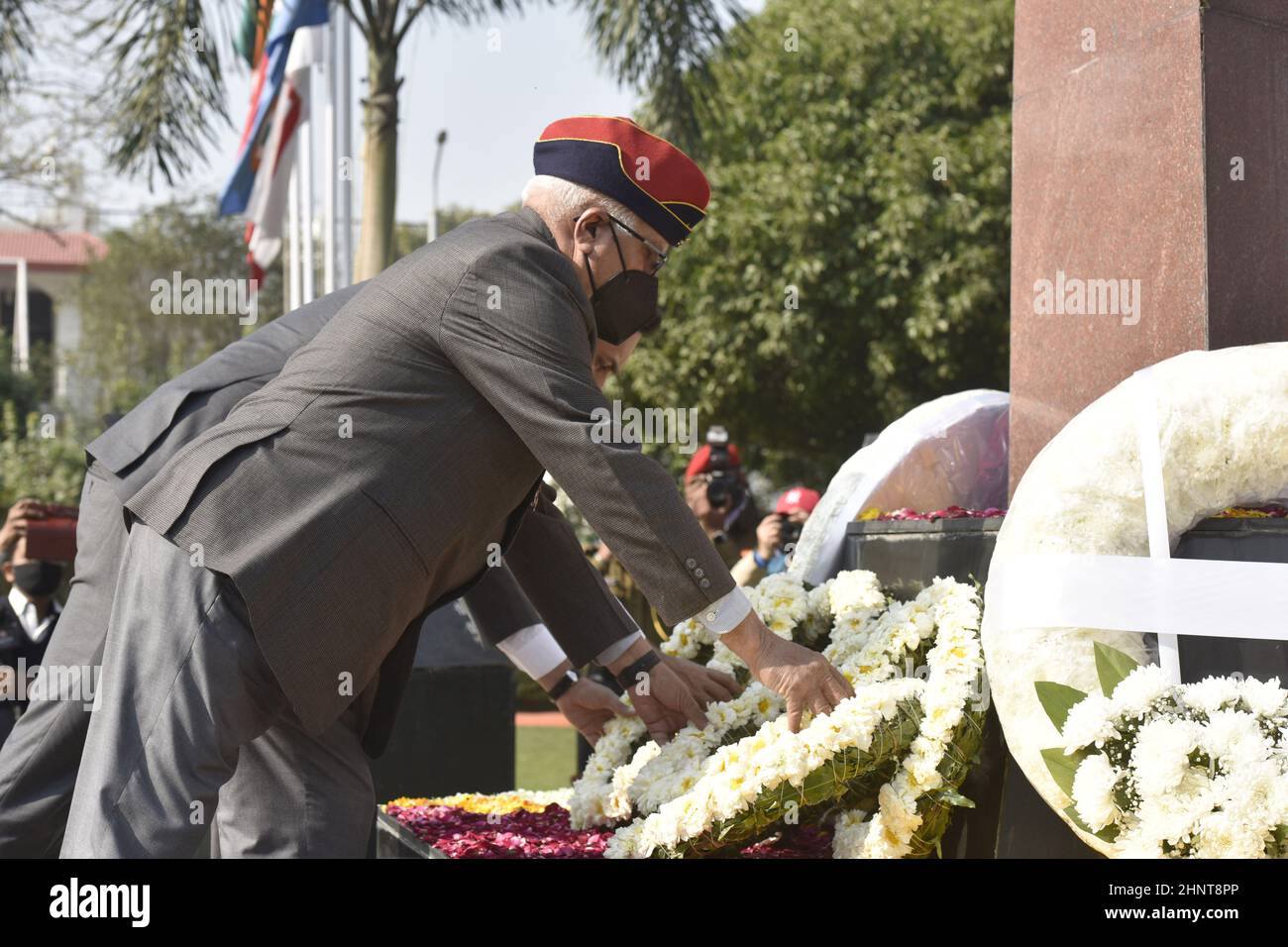 Noida, Inde. 16th févr. 2022. NOIDA, INDE - 17 FÉVRIER : un vétéran de l'armée indienne rend hommage à 38 martyrs à Shaheed Smarak, secteur 29, le 17 février 2022 à Noida, Inde. (Photo de Sunil Ghosh/Hindustan Times/Sipa USA) crédit: SIPA USA/Alay Live News Banque D'Images