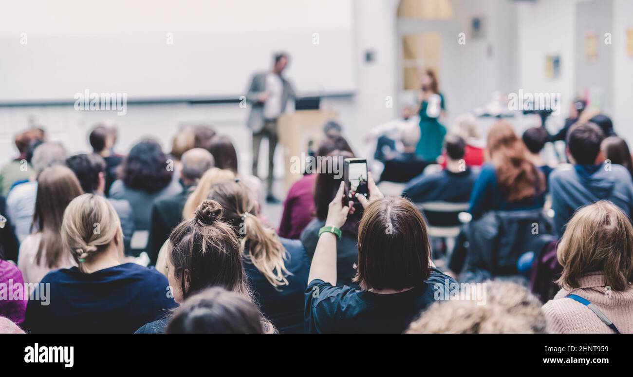 Man giving presentation in lecture hall à l'université. Banque D'Images