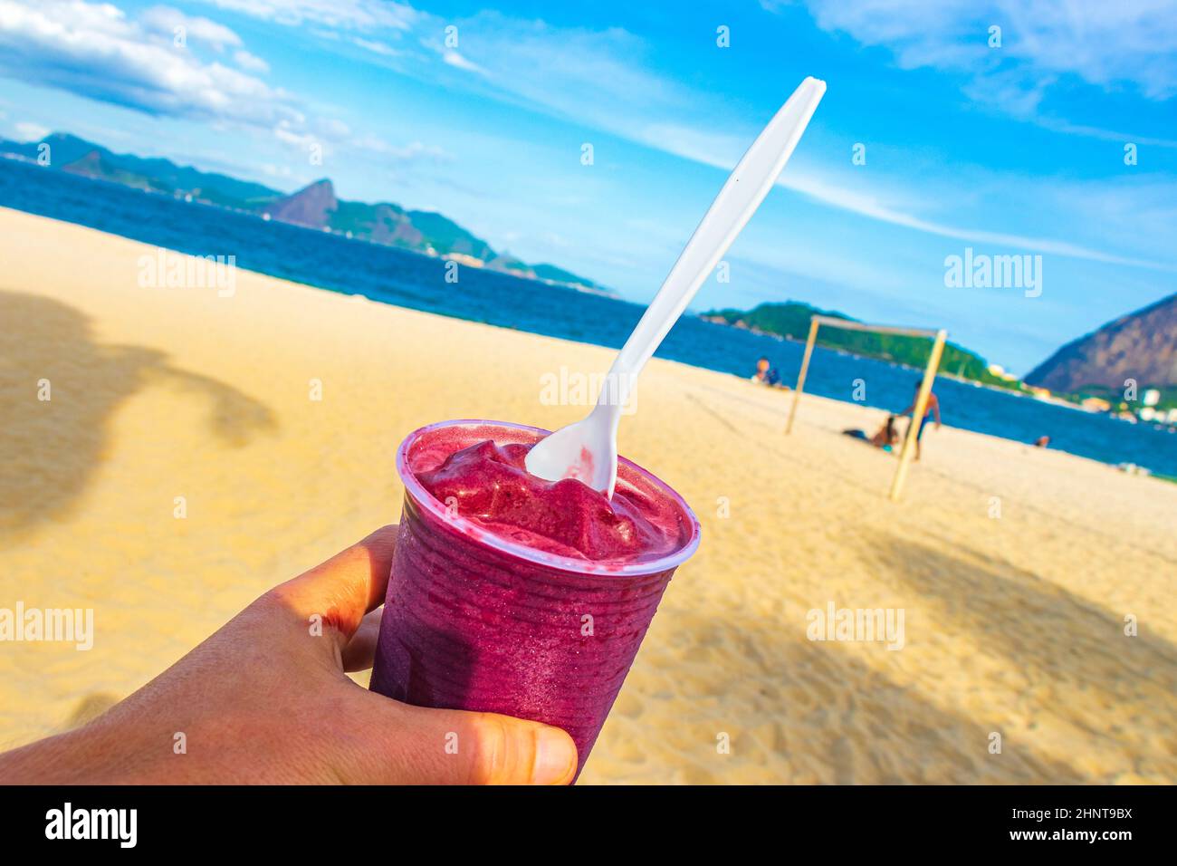 Brésil suprafood baies açaí dans une tasse comme glace Brésil. Banque D'Images