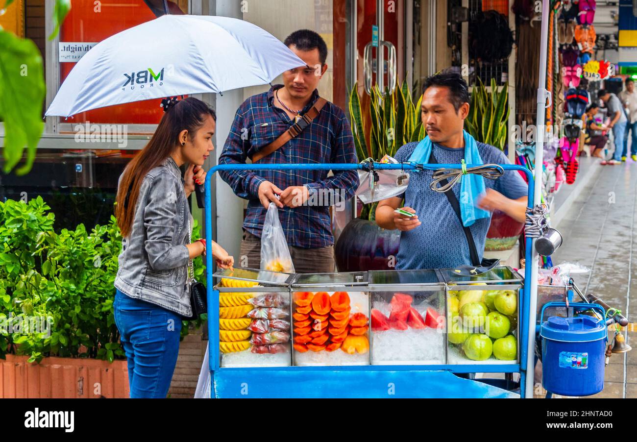 Acheter de la nourriture et des fruits dans une rue de nourriture Bangkok Thaïlande. Banque D'Images