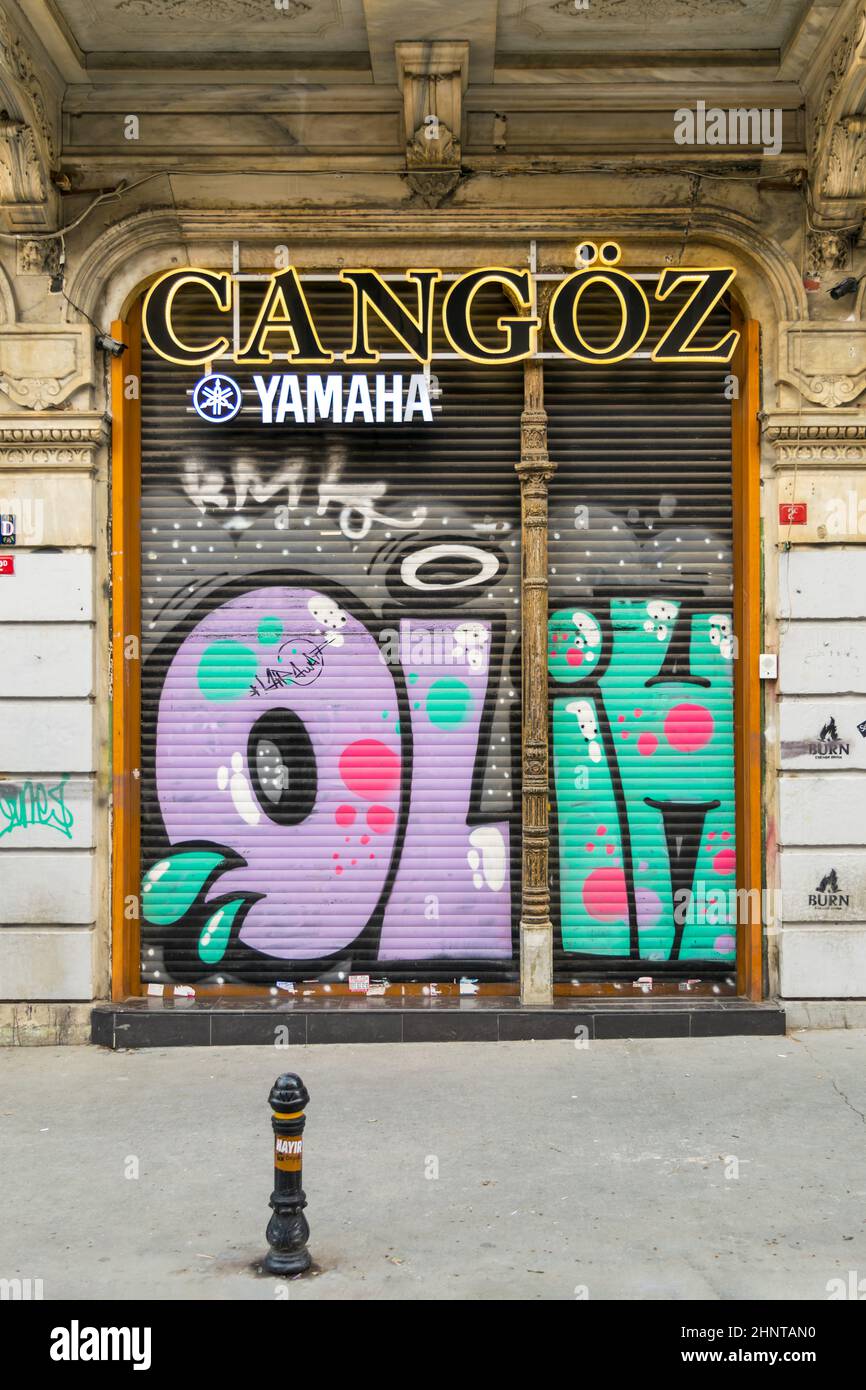 Extérieur fermé avec porte en métal couverte de graffiti coloré, Istanbul, Turquie Banque D'Images