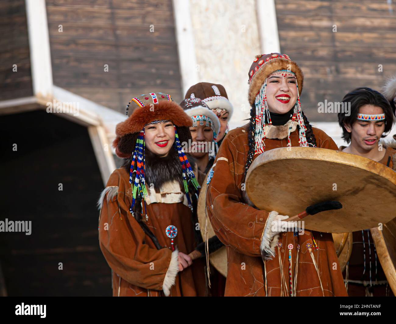 Représentation d'ensemble folklorique en robe des peuples autochtones du Kamchatka.Les vacances de Koryak aborigène du Nord Banque D'Images