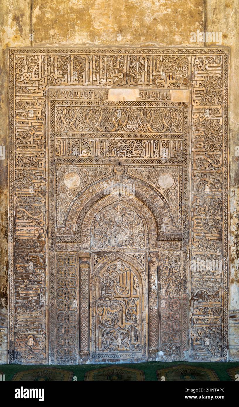 Mur en pierre gravé orné de motifs floraux et de calligraphie à la mosquée Ibn Tulun de l'époque de Tulunid, le Caire, en Égypte Banque D'Images