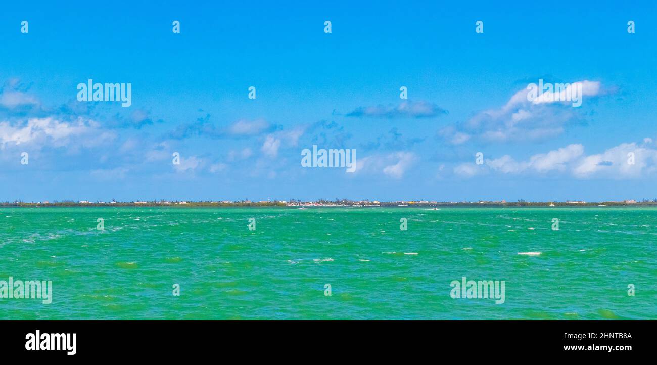 Panorama paysage vue sur la belle île Holbox eau turquoise Mexique. Banque D'Images