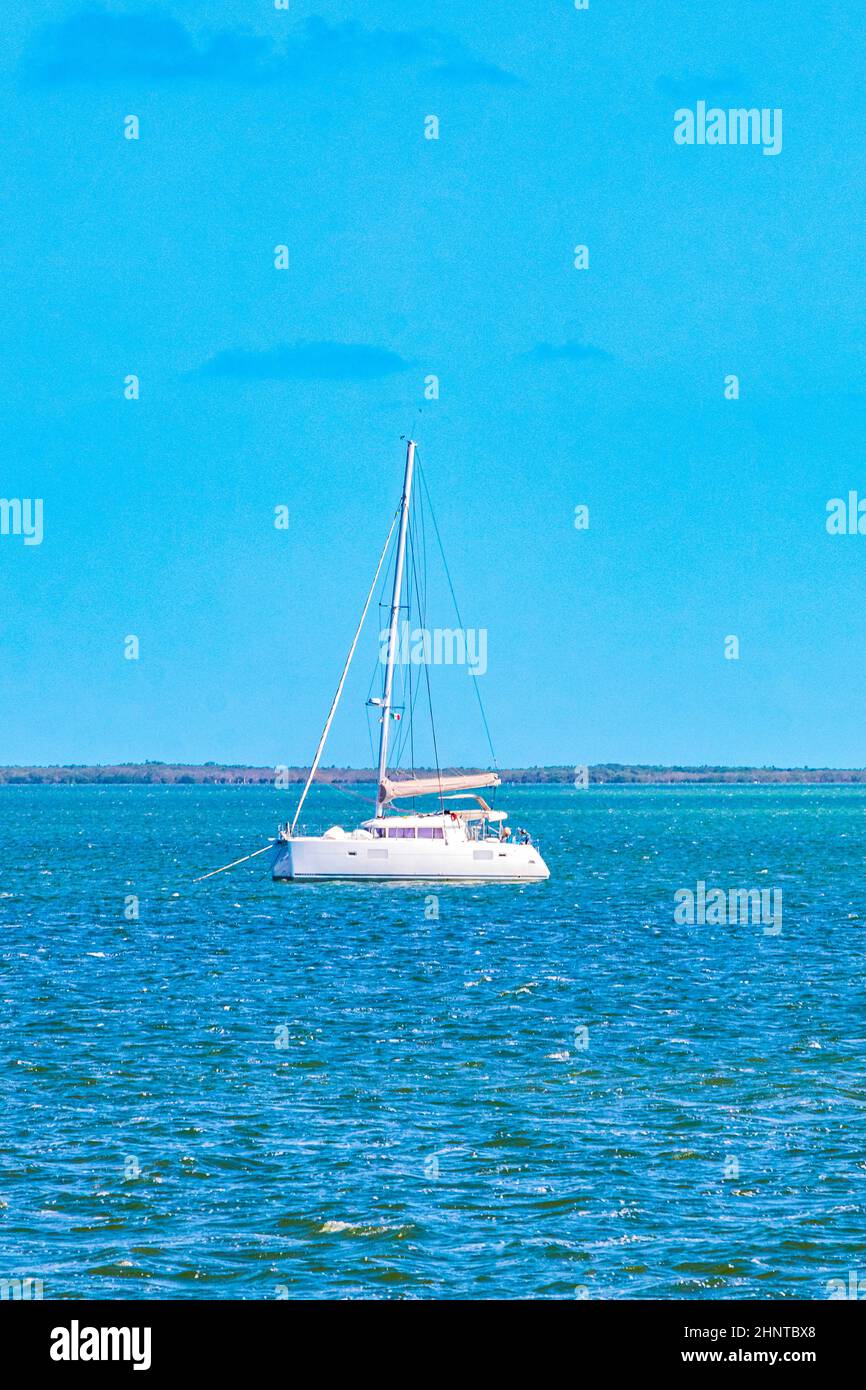 Panorama vue sur le paysage Holbox Island eau turquoise et bateaux Mexique. Banque D'Images