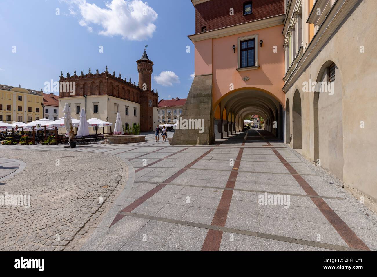 Place de la ville avec bâtiment en brique rouge de l'Hôtel de ville, Tarnow, Pologne Banque D'Images