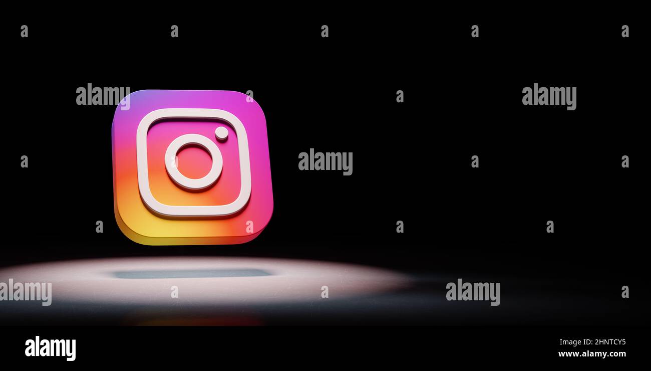 Logo Instagram mis en évidence sur fond noir Banque D'Images