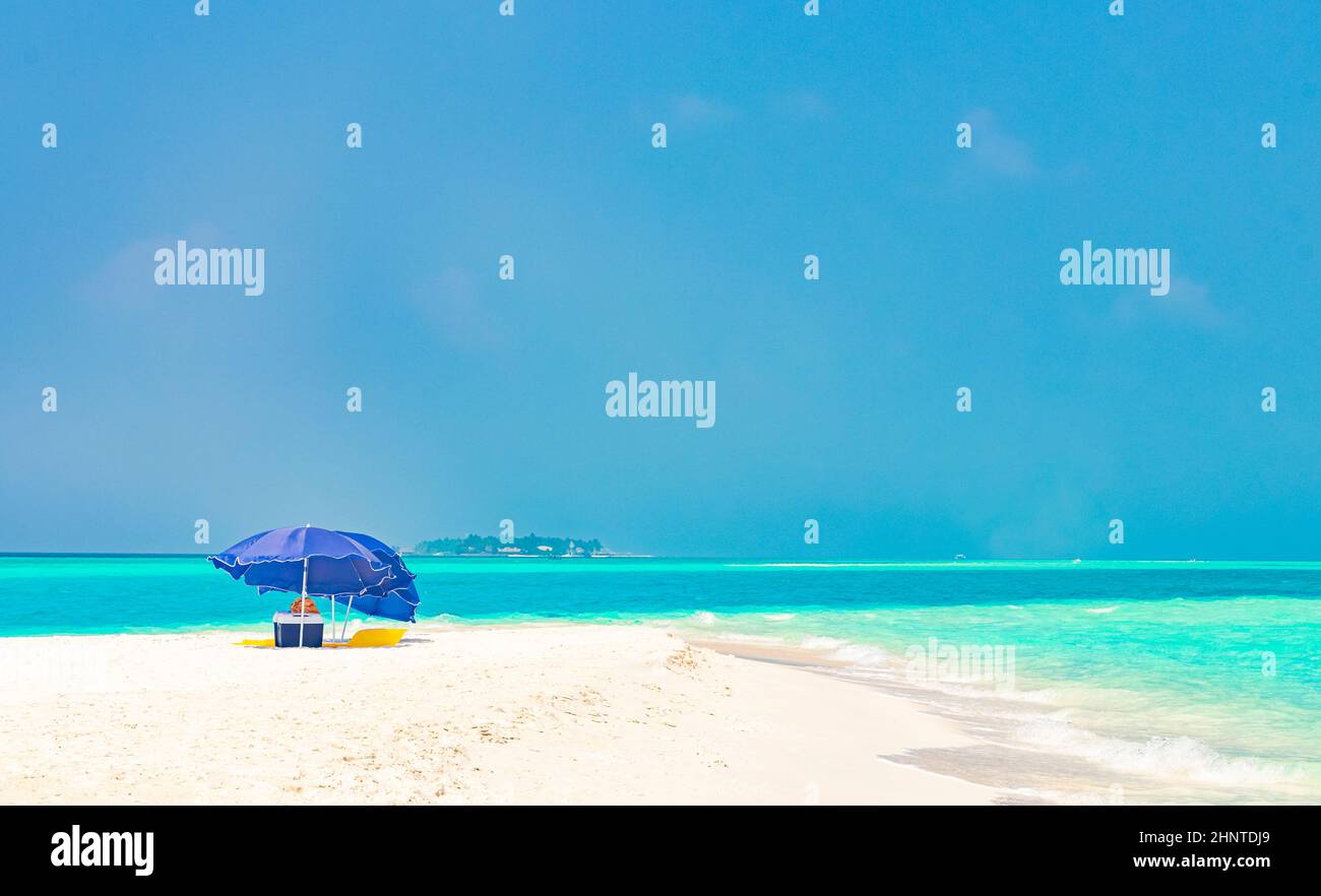 Dégradé de couleurs sur les îles de la banque de sable Madivaru et Finolhu dans Rasdhoo Atoll Maldives. Banque D'Images