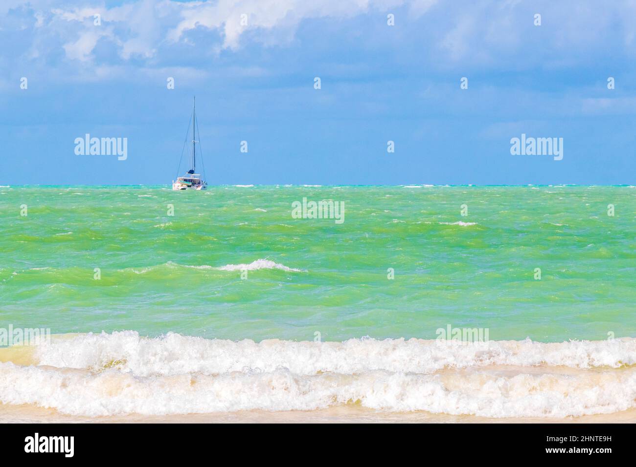 Belle Holbox Island plage turquoise vagues et bateaux Mexique. Banque D'Images