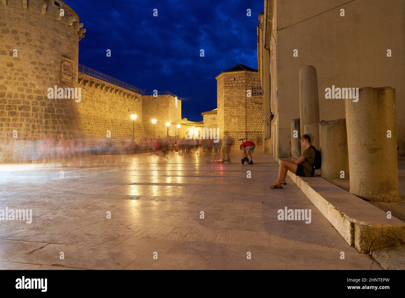 Place Kamplin dans la vieille ville historique de Krk en Croatie dans la soirée Banque D'Images