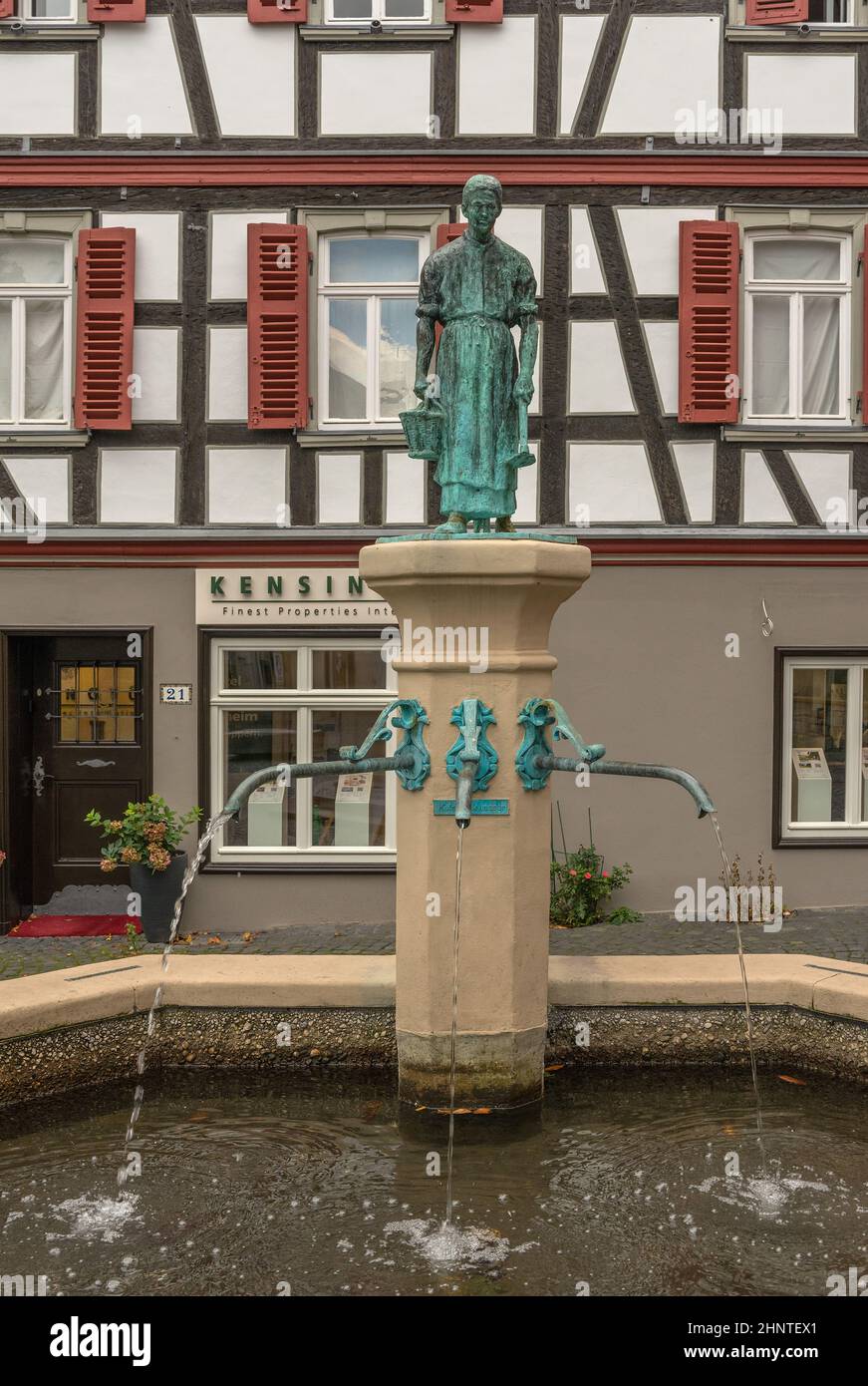 Fontaine avec sculpture dans la vieille ville historique, Kronberg im Taunus, Allemagne Banque D'Images
