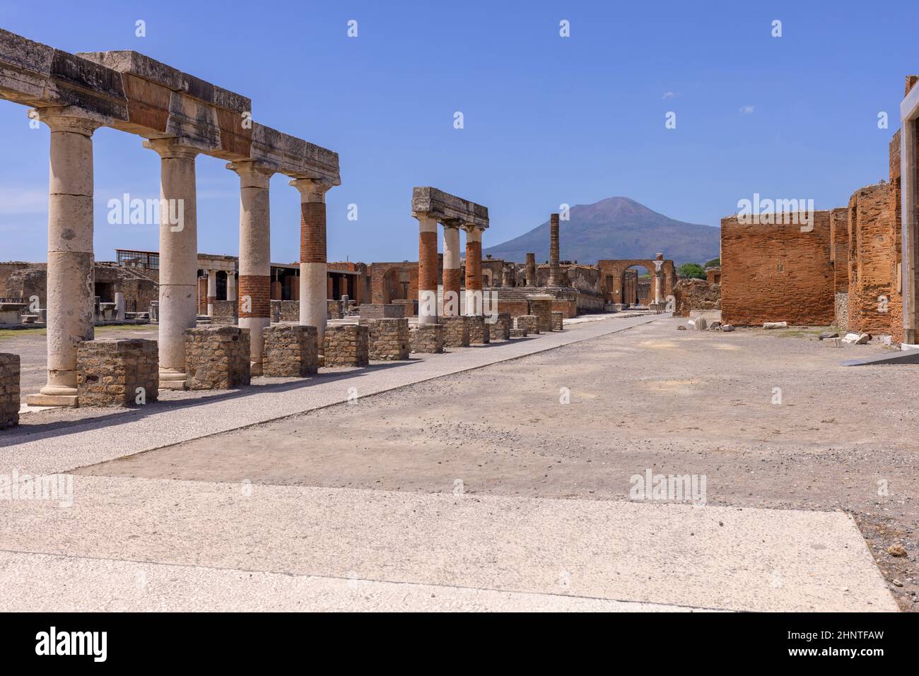 Forum de la ville détruite par l'éruption du volcan Vésuve, vue sur le Vésuve, Pompéi, Naples, Italie Banque D'Images