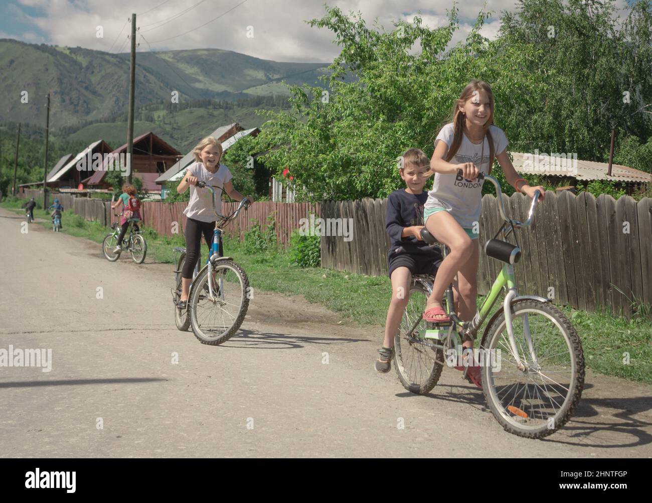 22nd de juin 2020, Russie, Altay, les enfants sont en vélo Banque D'Images