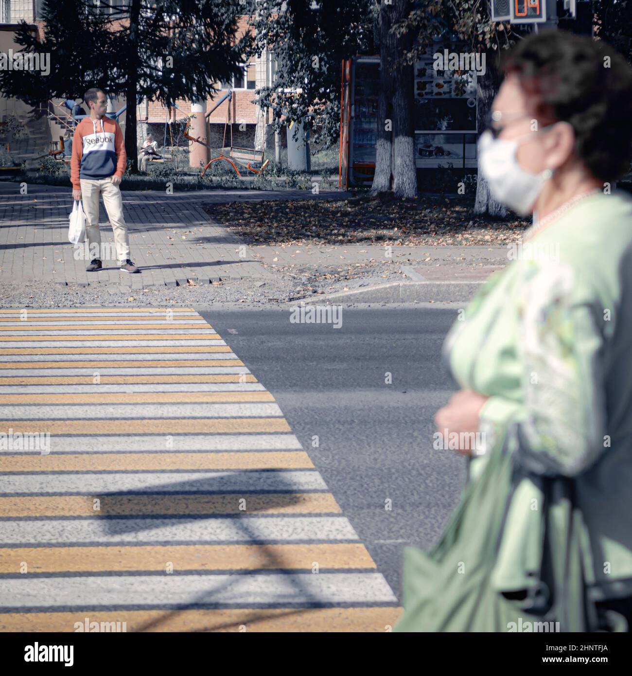 30th août 2020, Russie, Tomsk, personnes dans des masques médicaux Banque D'Images