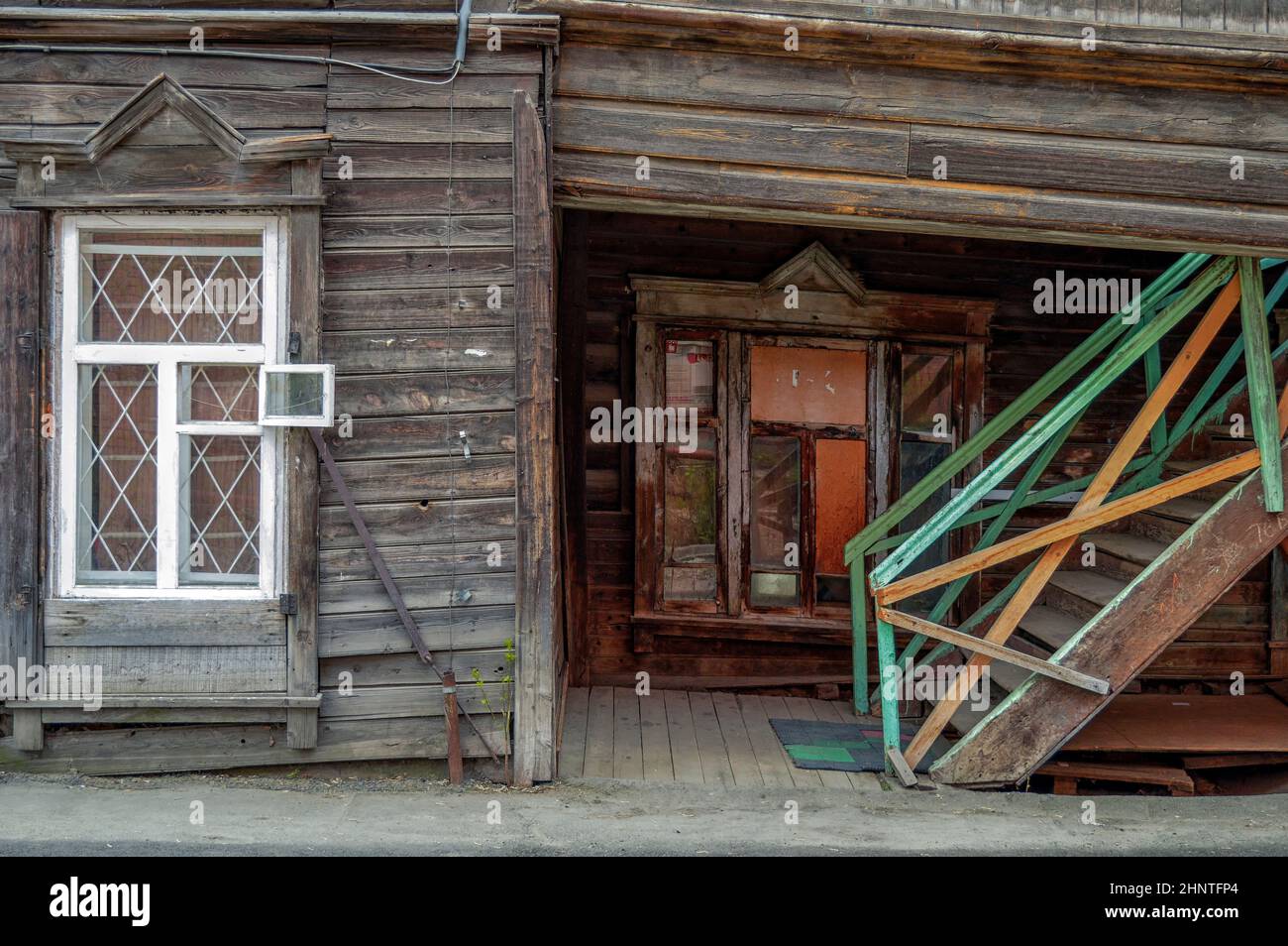 1st de mai 2016, Russie, Tomsk, extérieur de l'ancienne maison en bois Banque D'Images