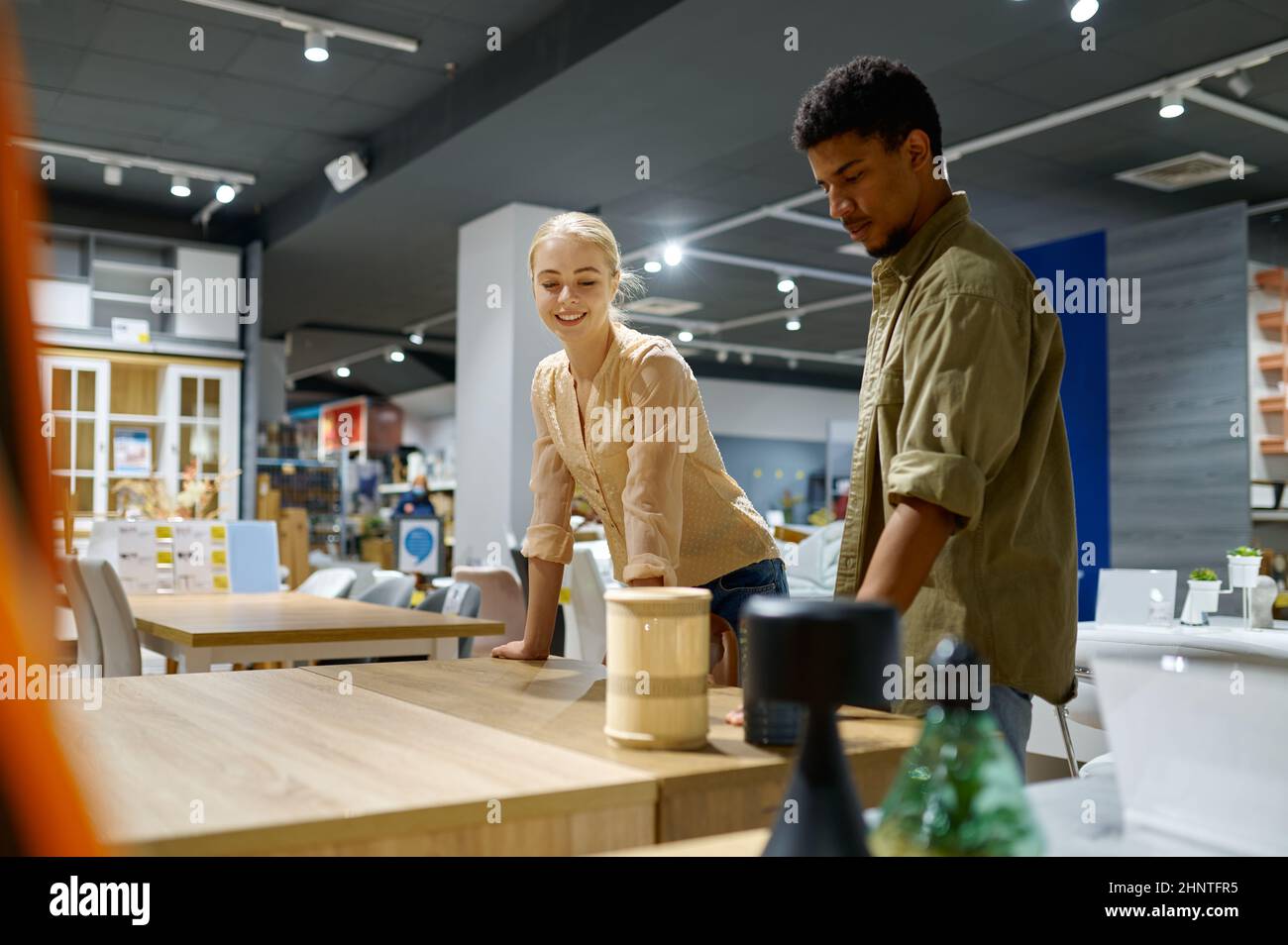 Couple à la recherche d'une table au magasin de meubles Banque D'Images
