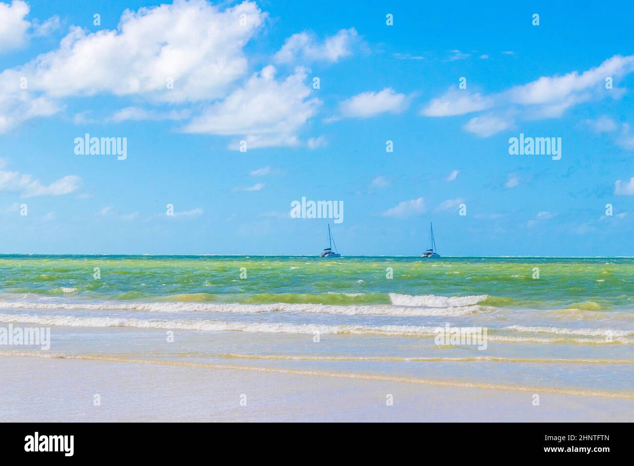 Belle Holbox Island plage turquoise vagues et bateaux Mexique. Banque D'Images