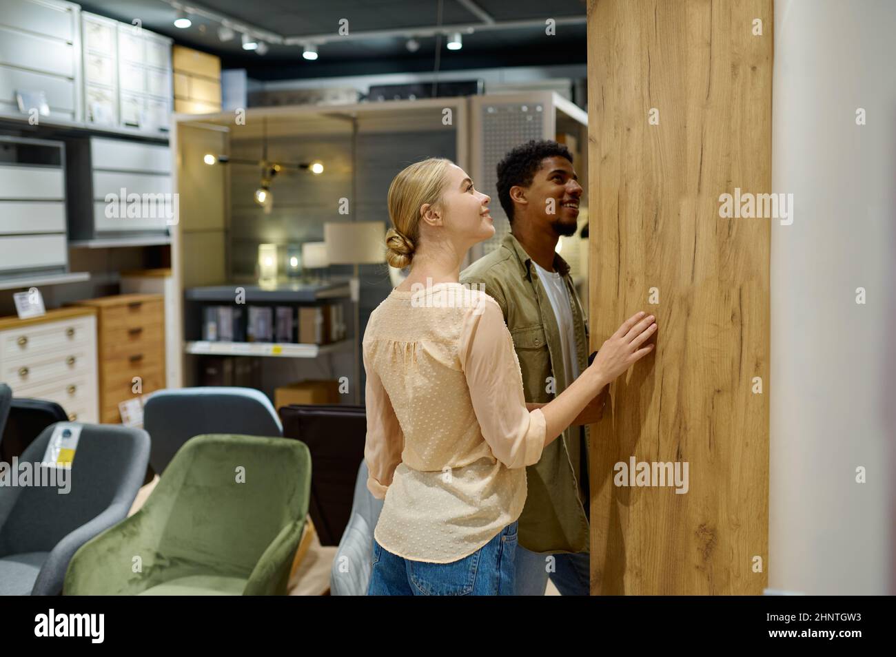 Un couple de familles multiethniques à la recherche d'une garde-robe dans le magasin Banque D'Images