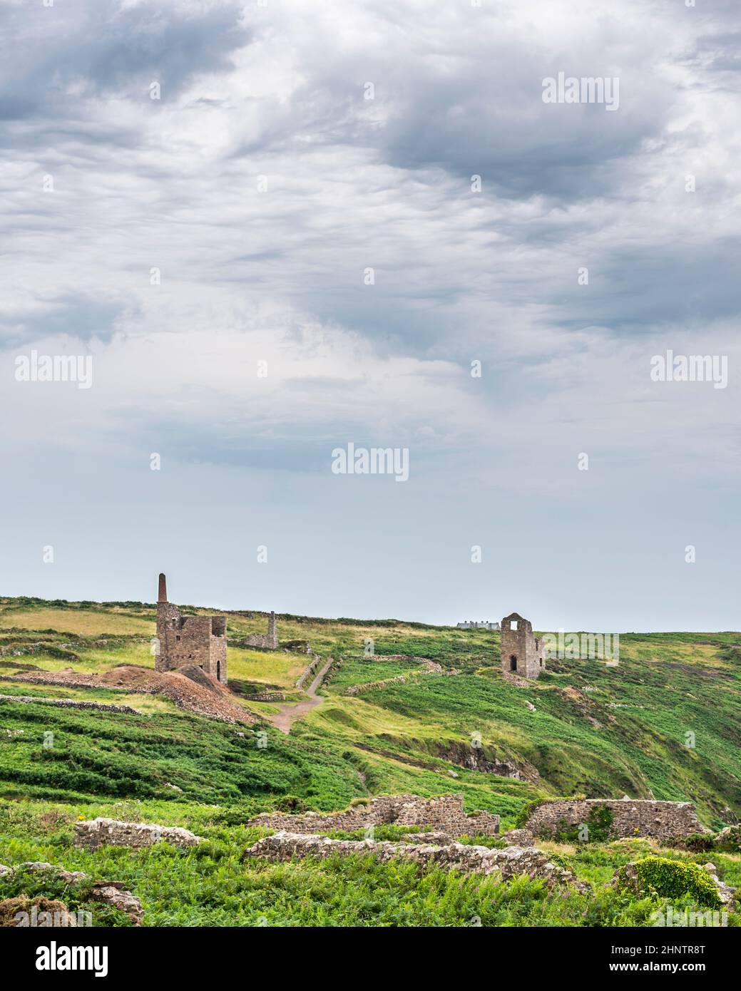 De vieux vestiges célèbres de mines d'étain s'éparpillés autour de la zone rurale de bruyère luxuriante et d'herbe entourant Botallack, sur les falaises et le terrain rocheux de NOR Banque D'Images