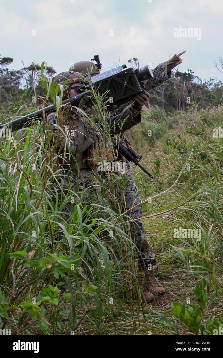 Caporal de lance du corps des Marines des États-Unis Erik Patterson (à gauche) et Cpl. Kaleb Karssen, soldats de la défense aérienne de basse altitude (LAAD) avec 3D BATAILLON LAAD, 1st Escadre d'avions marins, cible des avions ennemis notionnels pendant l'exercice Jungle Warfare 22 dans la zone d'entraînement du Nord, Okinawa, Japon, 16 février 2022. JWX 22 est un exercice de formation sur le terrain à grande échelle axé sur l'exploitation des capacités intégrées des partenaires conjoints et alliés pour renforcer la sensibilisation, la manœuvre et les incendies de tous les domaines dans un environnement maritime distribué. (É.-U. Photo du corps marin par 1st Lt. Marionne Mangrum) Banque D'Images