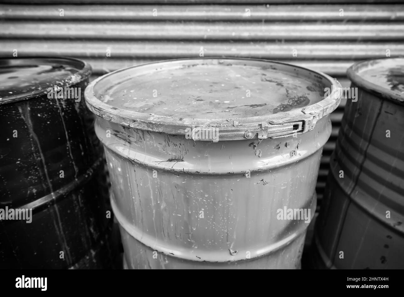 Détail de la pollution et des déchets, vieux barils pour le transport de liquide industriel Banque D'Images