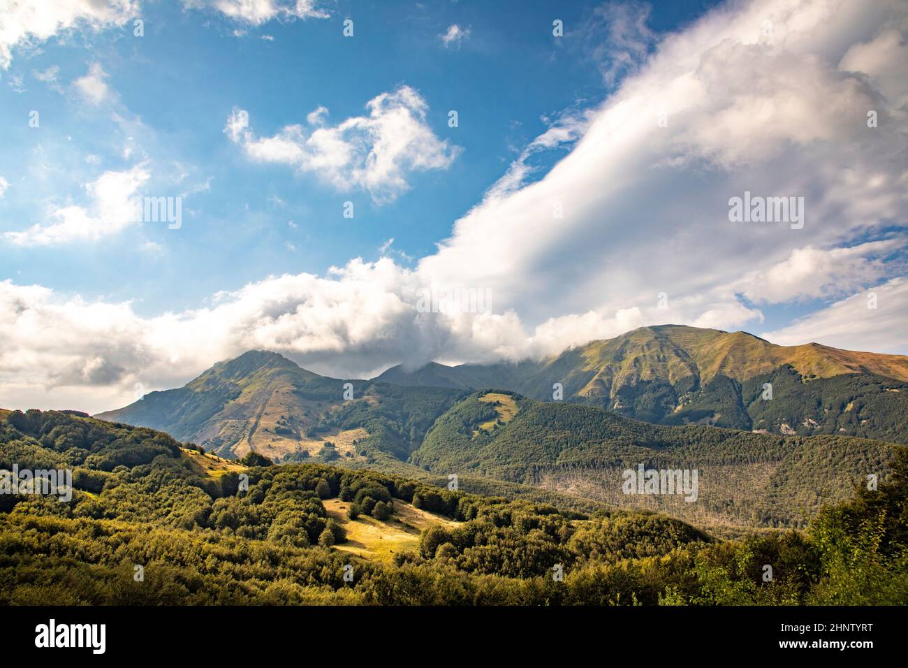 Panorama Monti Sagro. Ils sont le quatrième plus haut massif de montagne dans les Apennines continentales après Gran Sasso, Maiella et Velino-Sirente dans l'Umb Banque D'Images