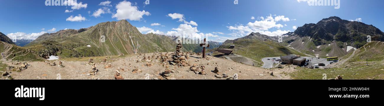 panorama des Alpes au sommet de Timmelsjoch à la frontière autrichienne italienne avec croix de sommet Banque D'Images