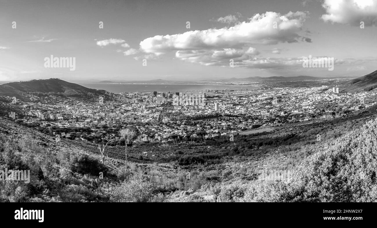 Vue panoramique de la ville dans l'aube (Lever du Soleil à Cape Town, Table Mountain views) Banque D'Images