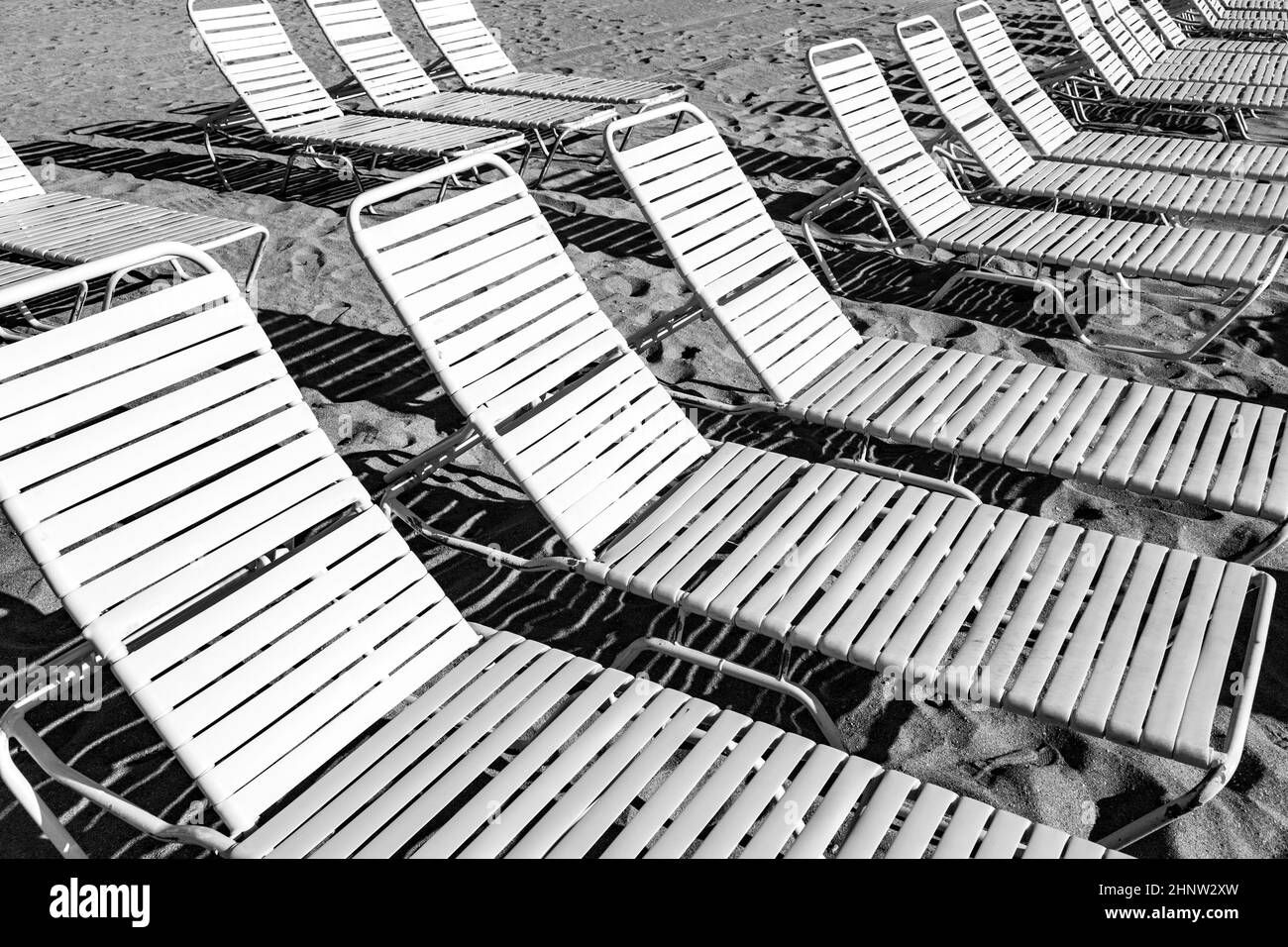 nombreux salons et parasols sur la plage, jour ensoleillé Banque D'Images