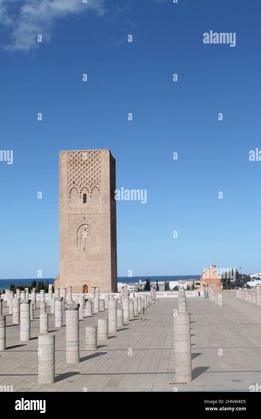 Tour Hassan, minaret d'une mosquée incomplète à Rabat, au Maroc.La tour ...