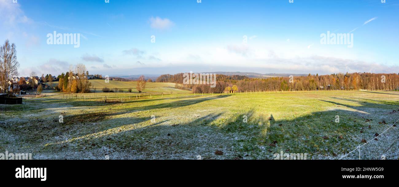 Paysage pittoresque au coucher du soleil dans la région de Taunus à Glashutten, Allemagne Banque D'Images