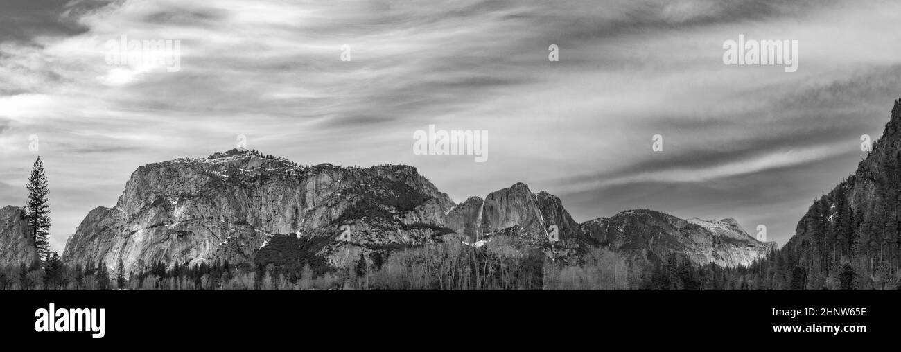 Belle vue dans la vallée de Yosemite avec demi-dôme et el capitan en hiver Banque D'Images