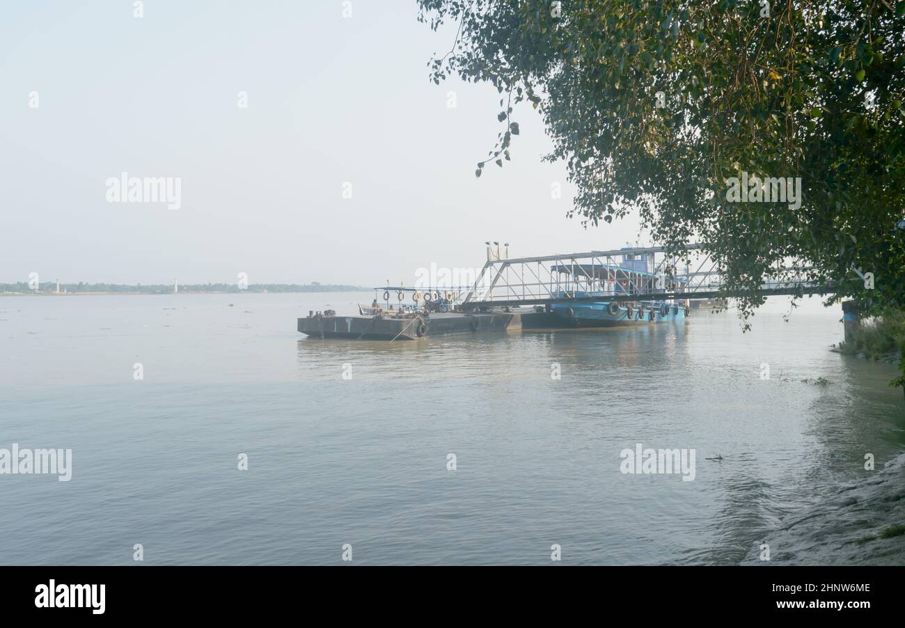 Gange Riverside Ferry Ghat. Ferry Service - WBTC - West Bengal transport Corporation Uluberia Howrah Asie du Sud Pacifique. 23 octobre 2021 Banque D'Images