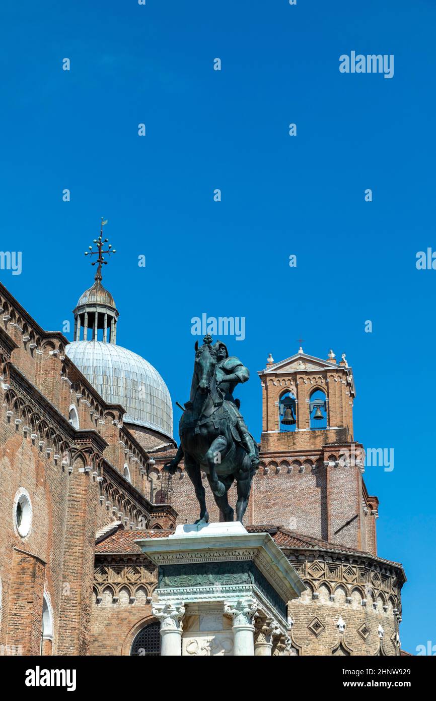 Statue équestre du 15th siècle de Bartolomeo Colleoni est une sculpture de la Renaissance à Campo Santi Giovanni e Paolo, Venise, Italie. Banque D'Images